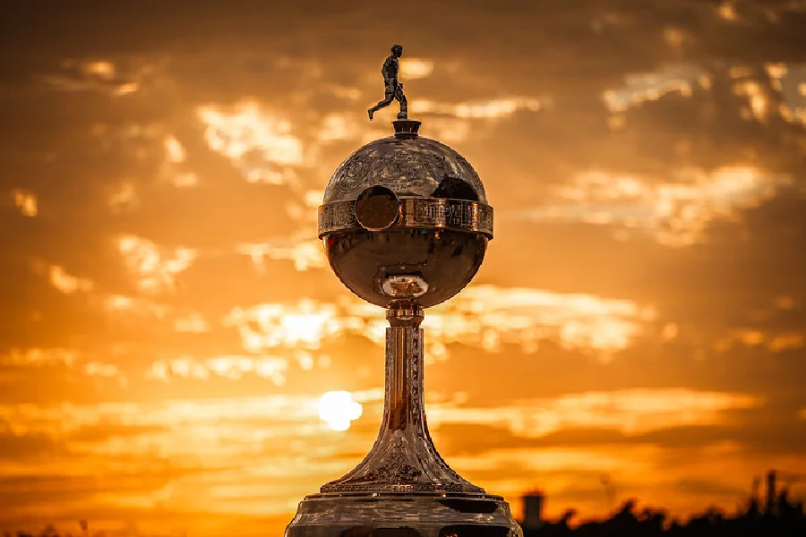 Homem sorrindo para newsletter