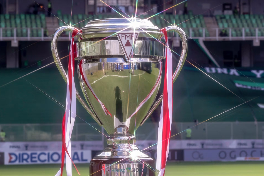 Homem sorrindo para newsletter