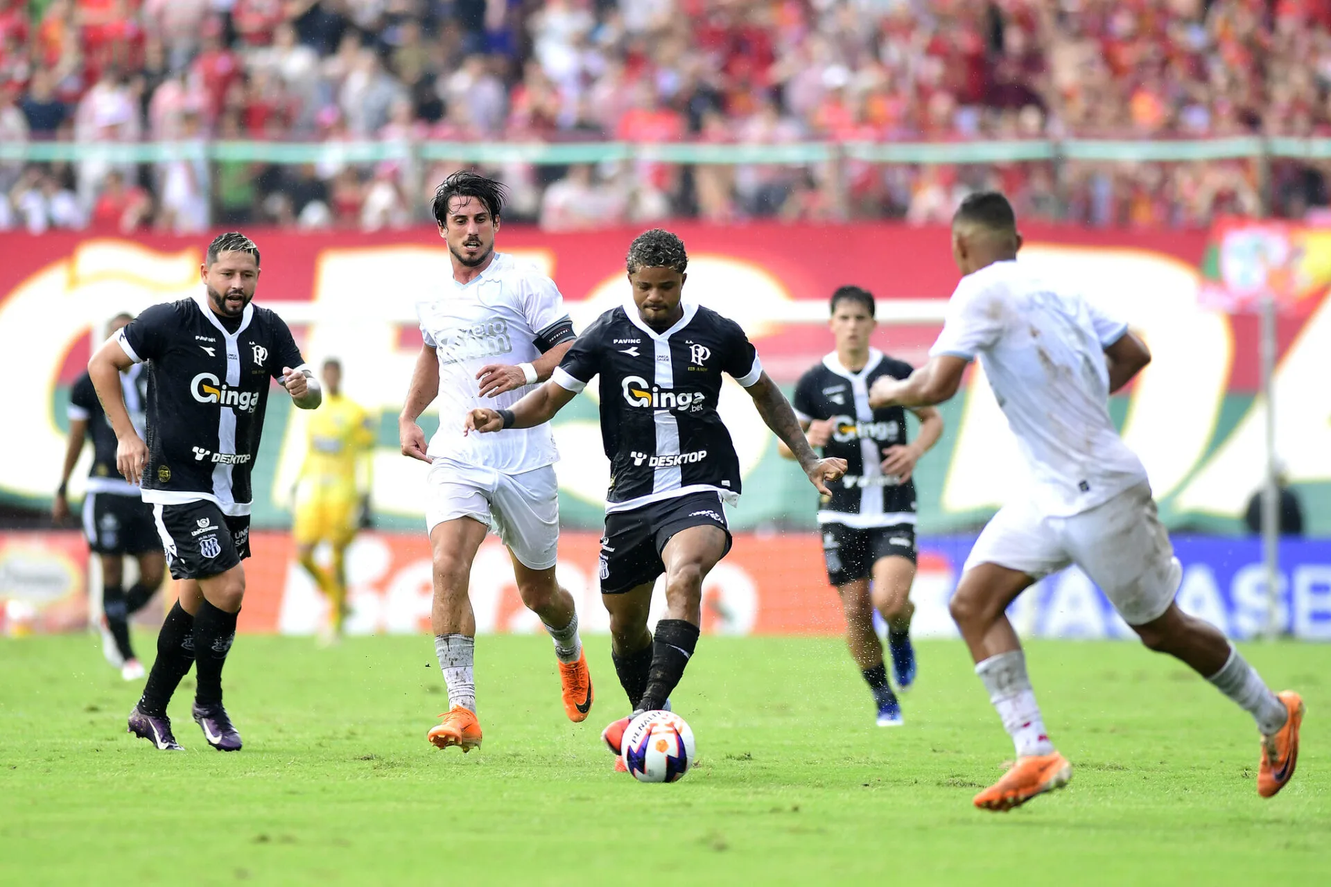 Homem sorrindo para newsletter