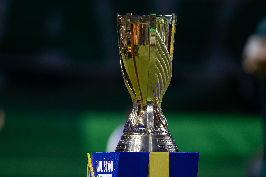 Homem sorrindo para newsletter