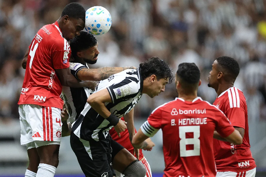 Botafogo lidera duas vezes, mas Internacional busca empate eletrizante em Brasília
