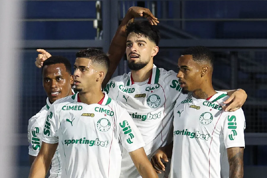 Carlos Miguel brilha, Palmeiras supera Bragantino e dispara na liderança