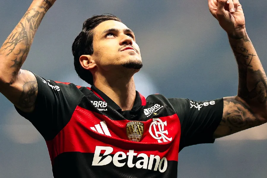 Com dois de Pedro, Flamengo amassa Atlético-MG e segue caça ao líder