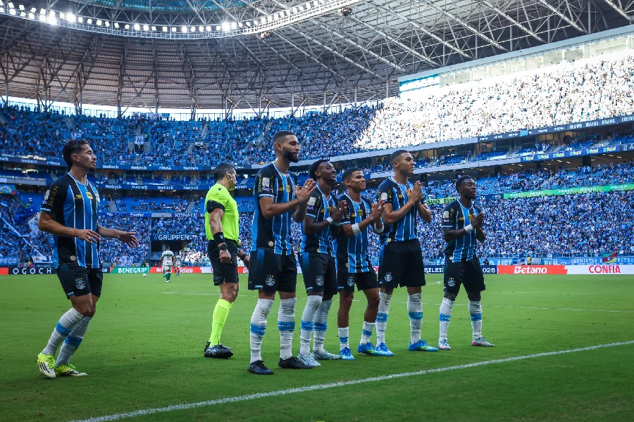 Gabriel Mec brilha, Grêmio supera expulsões e vence Coritiba