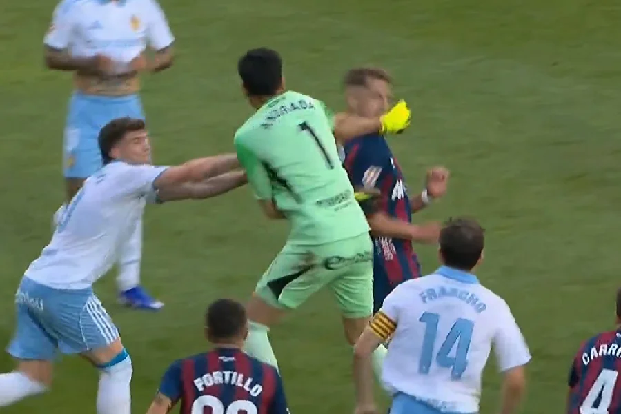 Goleiro dá soco em adversário na Segunda Divisão da Espanha