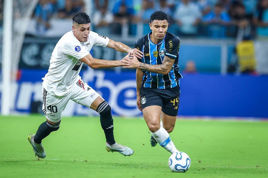 Grêmio supera expulsões e vence Coritiba com gol de Gabriel Mec