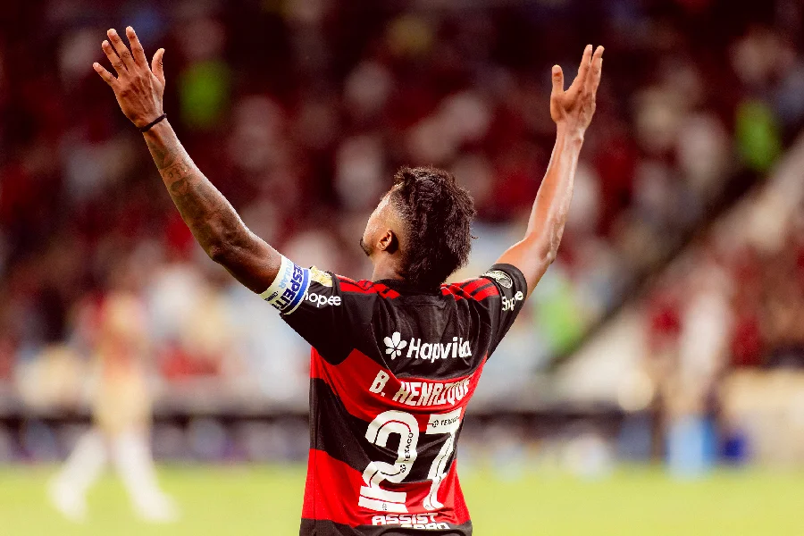 Bruno Henrique ganhará busto na sede do Flamengo