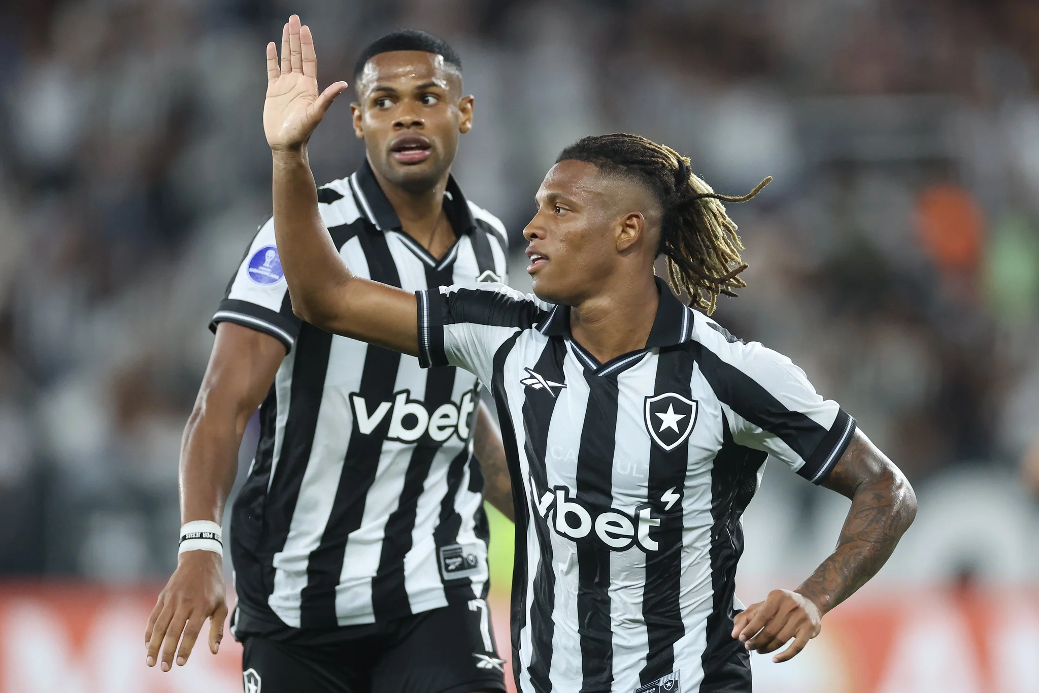 Com frango e expulsão, Botafogo vence Racing na Sula