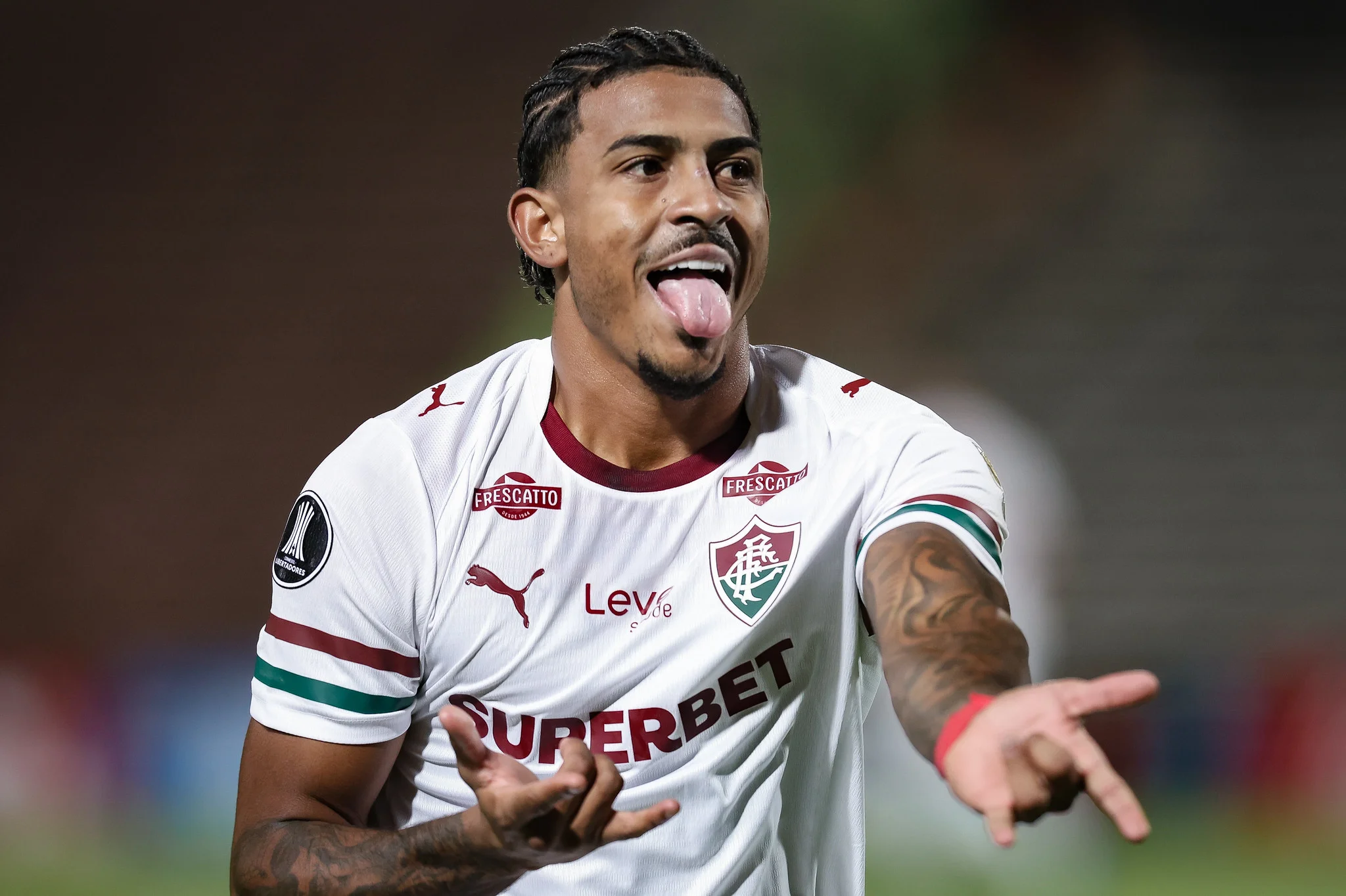 John Kennedy salva Fluminense, que empata e respira na Libertadores