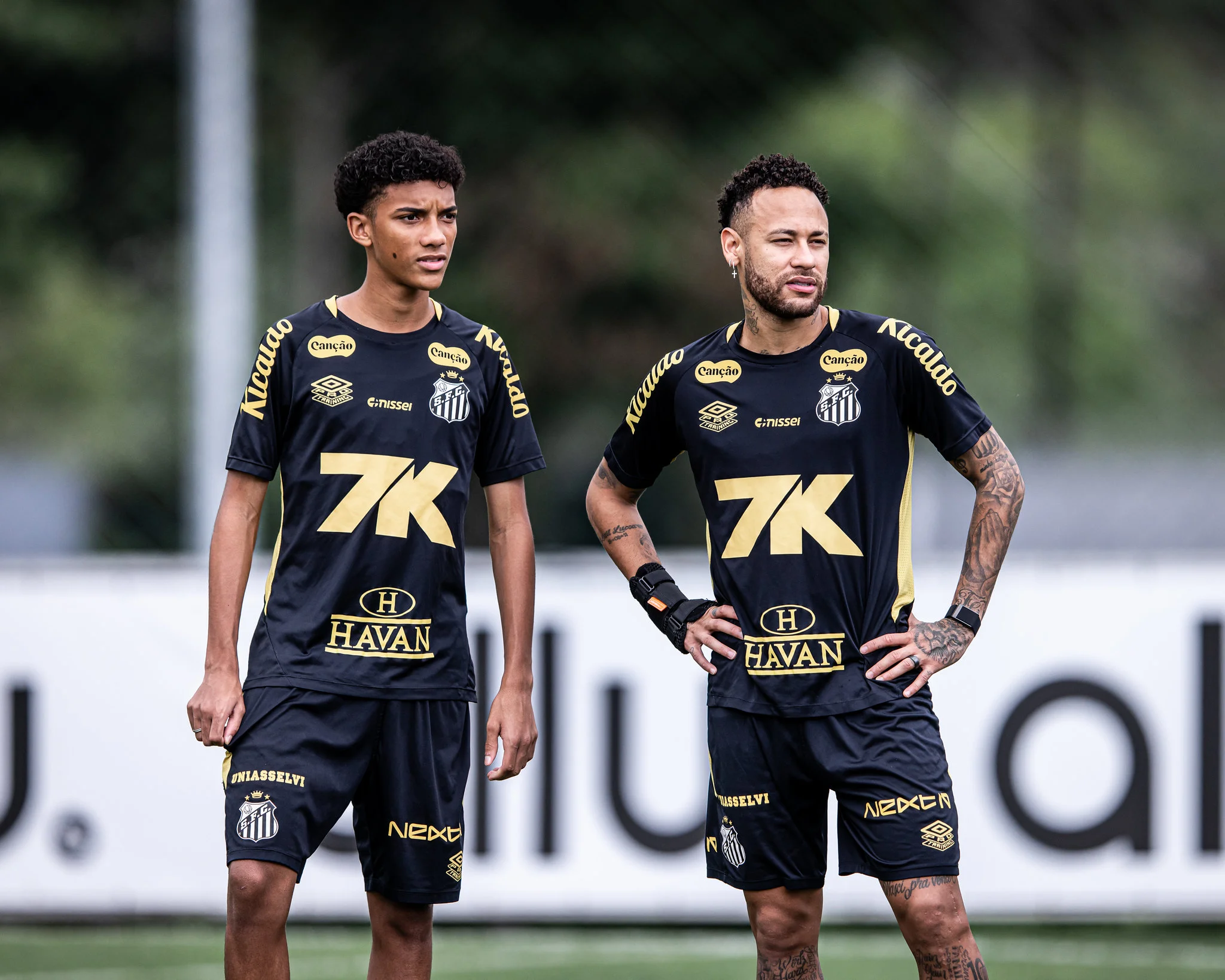 Neymar dá tapa e rasteira em Robinho Jr. durante briga no CT do Santos, relata site